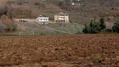 Bursa'nın Orhangazi ilçesinde uzun yıllardır kullanılan bir futbol sahası, iddialara