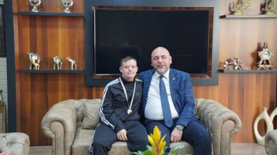 Şampiyon sporcu Hamza Dönmez, ailesiyle birlikte Orhangazi Belediye Başkanı Bekir