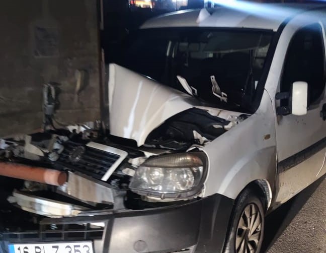Bursa’nın Orhangazi ilçesinde meydana gelen trafik kazasında, yol kenarına park