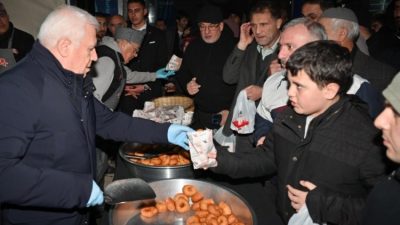 Mübarek üç ayların müjdecisi olan Regaib Kandilinde, Bursalılar camilere akın