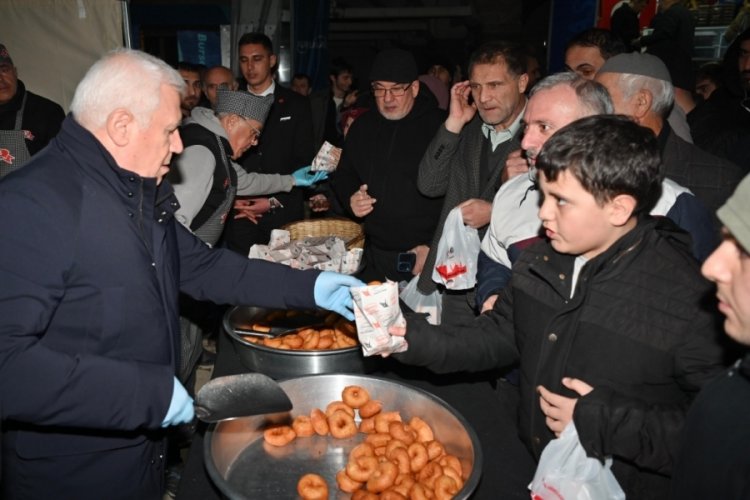 Mübarek üç ayların müjdecisi olan Regaib Kandilinde, Bursalılar camilere akın