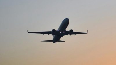 2025 yılında uçak içerisinde duman çıkaran cihaz kullanan ve sigara
