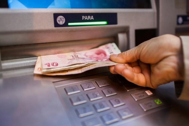 Vatandaşın ATM'den para çekme makinesi sıkıntısı gün geçtikçe büyüyor. Çünkü