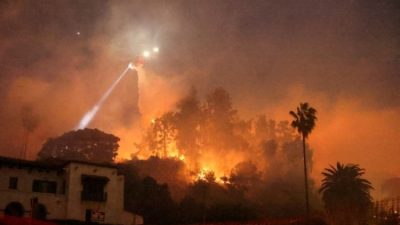 Amerika Birleşik Devletleri'nin Los Angeles kenti alev alev yanıyor. Yangınlar