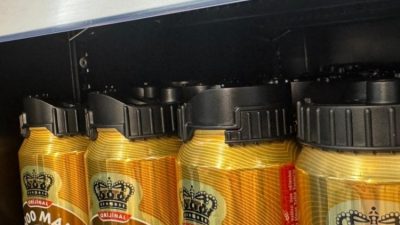 Bursa'da bir zincir markette güvenlik amacıyla kutu alkollere alarm takıldığı