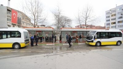 Gemlik Belediyesi, Ahmet Dural Meydanı'nda bulunan kapalı otobüs duraklarındaki ilanları