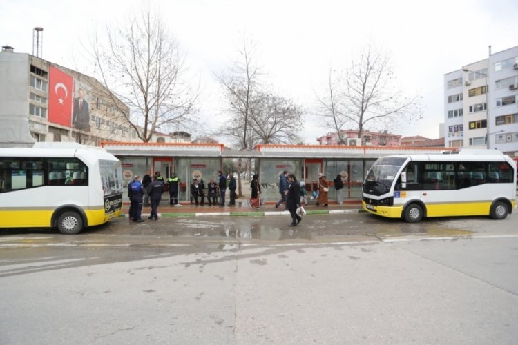 Gemlik Belediyesi, Ahmet Dural Meydanı'nda bulunan kapalı otobüs duraklarındaki ilanları