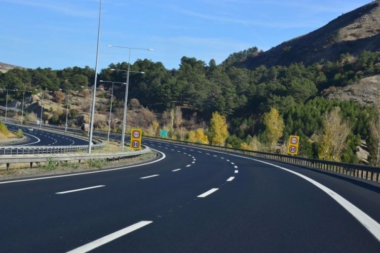 Kara yollarının yapım, bakım ve onarım çalışmaları sürdürülen kesimlerinde yavaş
