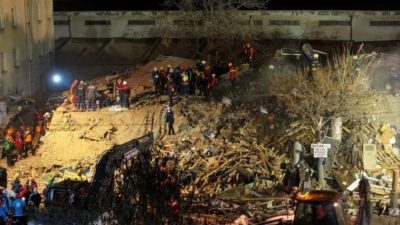 Konya'nın Selçuklu ilçesinde dün akşam saatlerinde çöken 4 katlı binadan