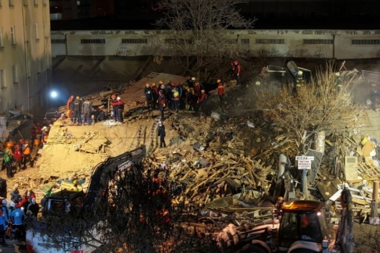 Konya'nın Selçuklu ilçesinde dün akşam saatlerinde çöken 4 katlı binadan