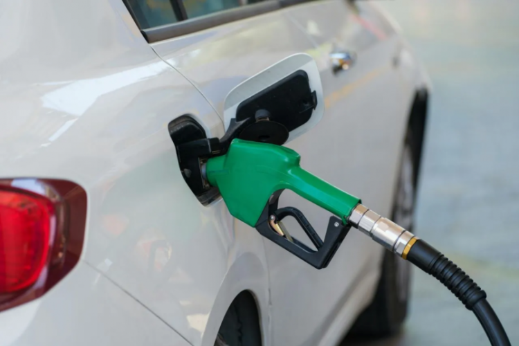 Brent petrol ve döviz kurundaki dalgalanmalar ile vergi artışları akaryakıt