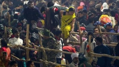 Hindistan'da dünyanın en büyük dini festivali olan Kumb Mela'da izham