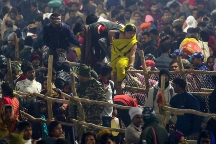 Hindistan'da dünyanın en büyük dini festivali olan Kumb Mela'da izham