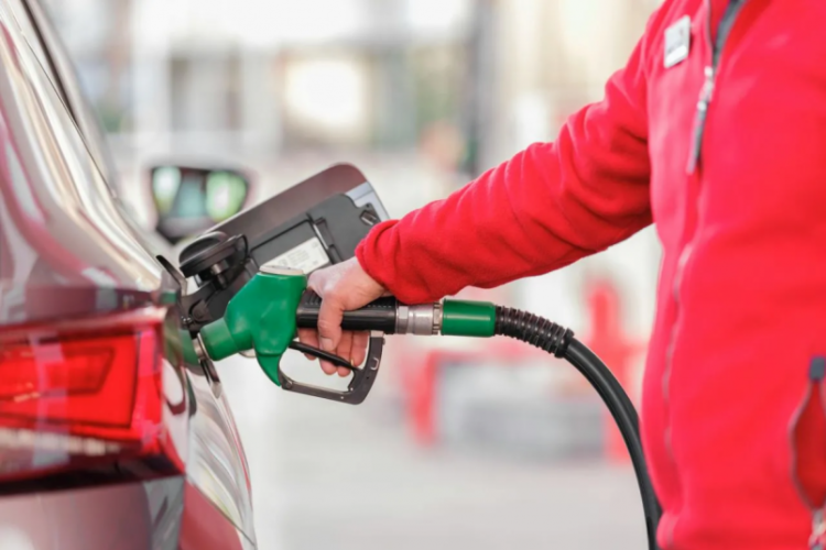 Brent petrol ve döviz kurundaki dalgalanmalar ile vergi artışları akaryakıt