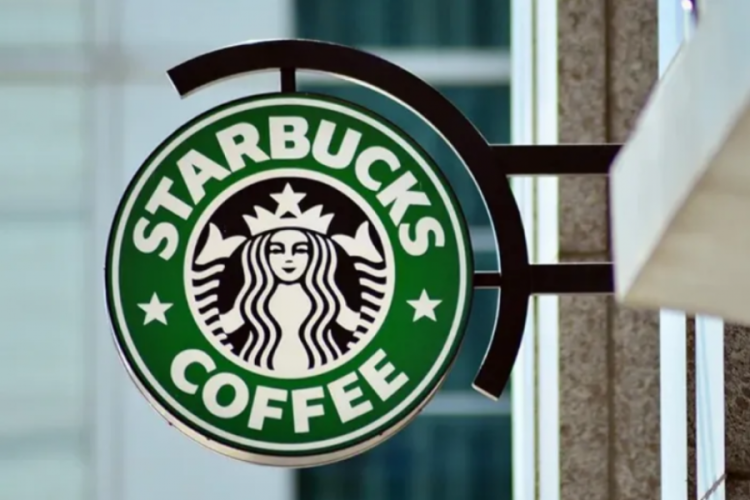 Starbucks'ın küresel satışları, geçen yıl ekim-aralık döneminde yüzde 4 azaldı.