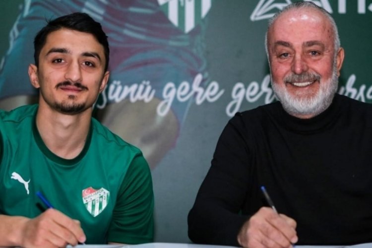 Bursaspor'un ara transferde kadrosuna kattığı Berkan Mahmut Keskin sözleşmeye imzasını