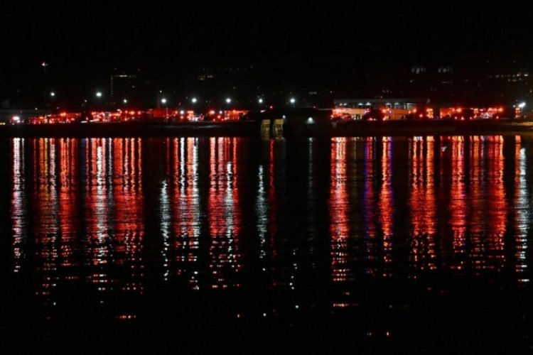 ABD'de bir yolcu uçağı ile askeri helikopterin havada çarpışması sonucu