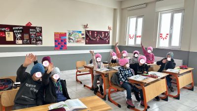 Bursa'nın Orhangazi ilçesinde Balkan Göçmenleri derneğinin kadın üyeleri tarafından örülen