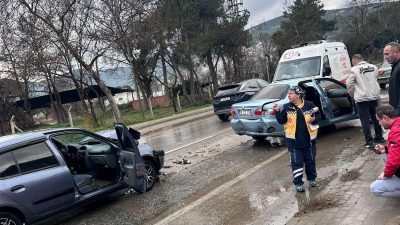 Bursa'nın Orhangazi ilçesinde meydana gelen trafik kazasında, aynı yönde gitmekte