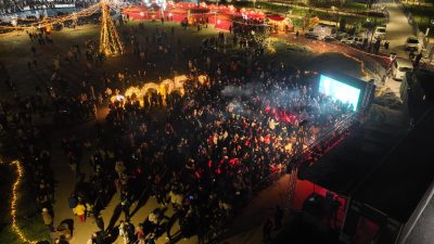 Bursa Büyükşehir Belediyesi’nin hazırladığı ‘Bursa Yeni Yıl Meydanı’nı dolduran binlerce