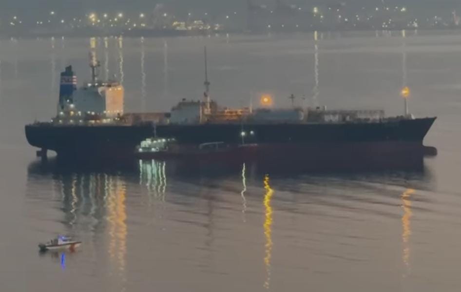 Bursa'nın Gemlik ilçesi sahilinde bu akşam saatlerinde bir geminin kapaklarının