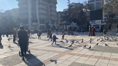 Hafta içi havanın soğuk ve yağmurlu olmasıyla evlere kapanan orhangazi