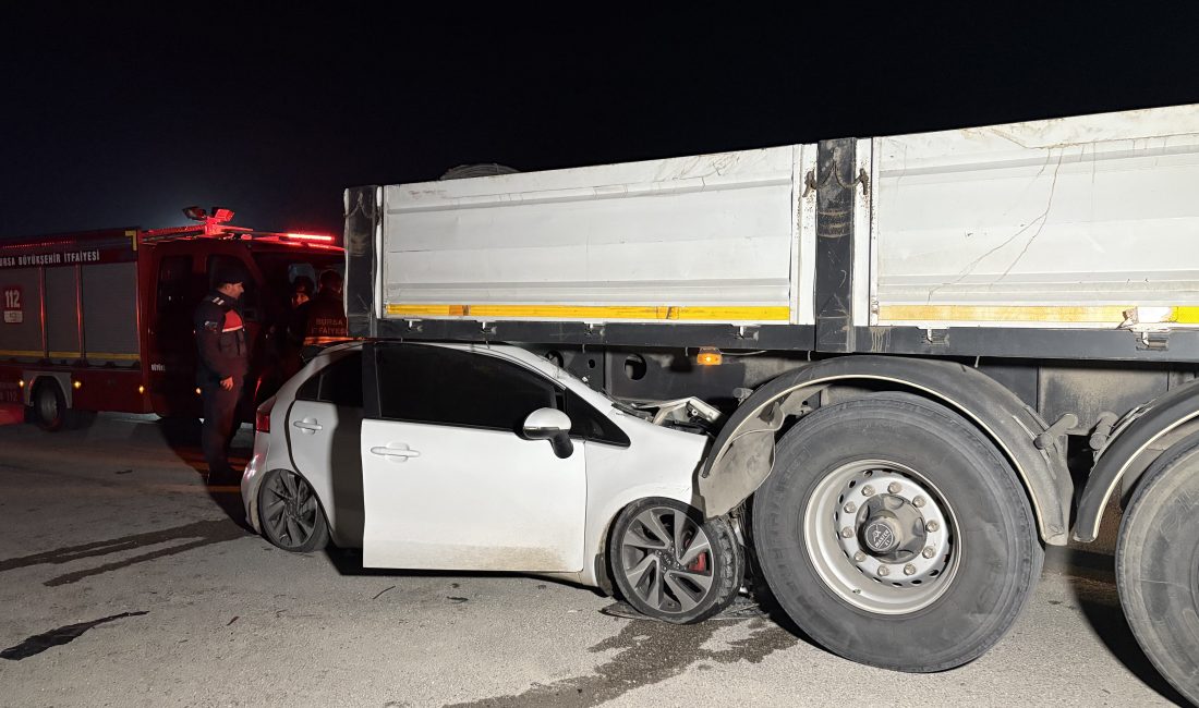 Bursa’nın Orhangazi ilçesinde meydana gelen trafik kazasında bir otomobil önündeki