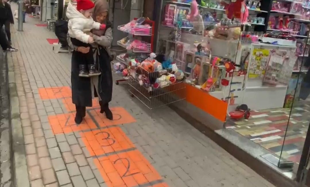Bursa'nın Orhangazi ilçesinde bir esnafın işyerinin önüne kızı için çizdiği