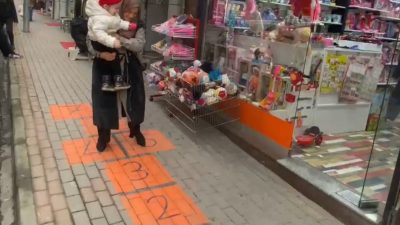 Bursa'nın Orhangazi ilçesinde bir esnafın işyerinin önüne kızı için çizdiği