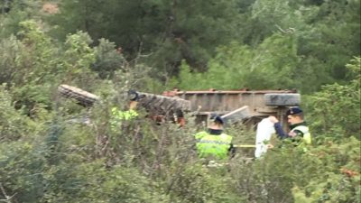 Bursa'nın İznik ilçesinde meydana gelen trafik kazasında kontrolden çıkan traktör