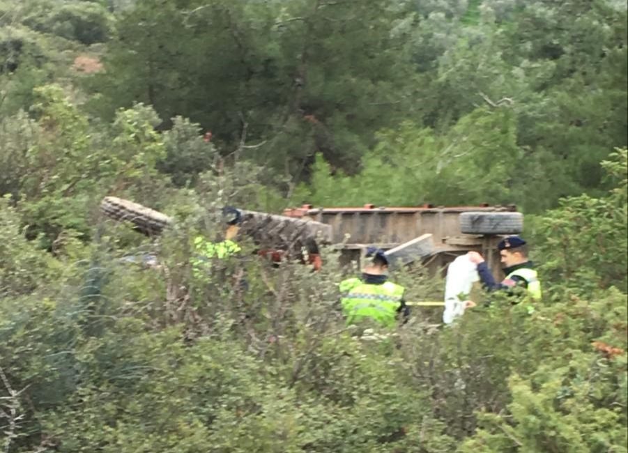 Bursa'nın İznik ilçesinde meydana gelen trafik kazasında kontrolden çıkan traktör