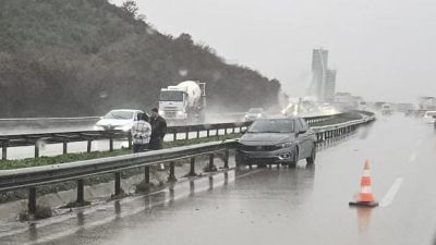 Bursa'da sabah saatlerinden itibaren etkili olan sağanak yağış ile birlikte