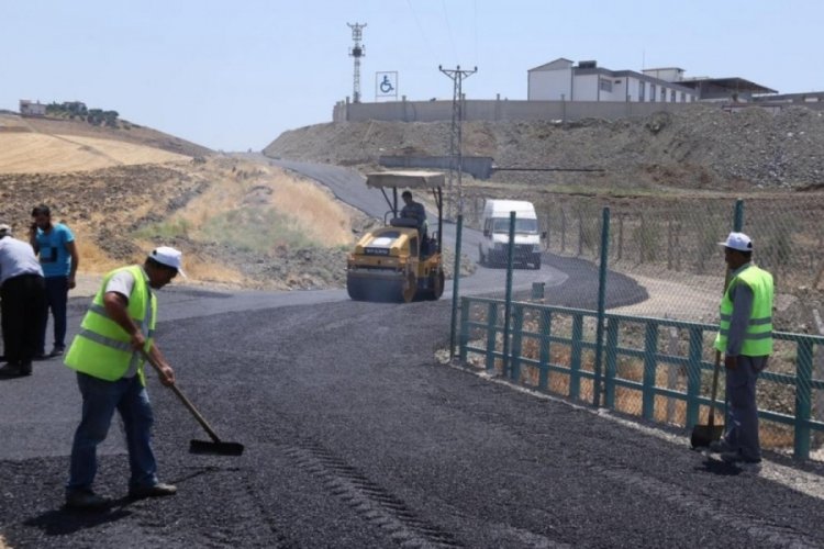 Kara yollarının yapım, bakım ve onarım çalışmaları sürdürülen kesimlerinde yavaş