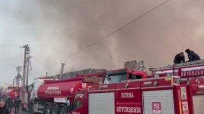 Bursa'da sabahın ilk saatlerinde geri dönüşüm fabrikasında başlayan yangın, tekstil