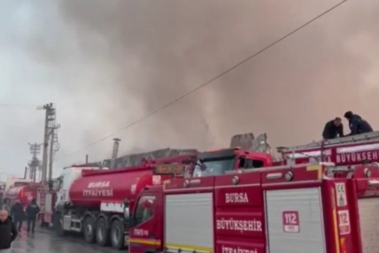 Bursa'da sabahın ilk saatlerinde geri dönüşüm fabrikasında başlayan yangın, tekstil
