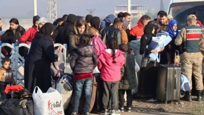 Türkiye'den Suriye'ye dönen binlerce Suriyeli, ülkelerindeki zorlu yaşam koşulları nedeniyle