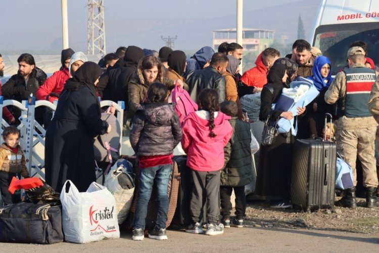 Türkiye'den Suriye'ye dönen binlerce Suriyeli, ülkelerindeki zorlu yaşam koşulları nedeniyle