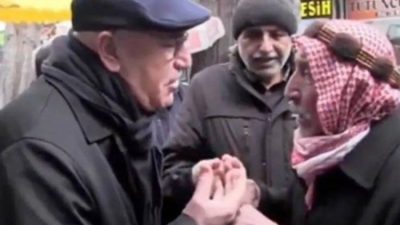 Şanlıurfa'da bir vatandaş, sokakta karşılaştığı CHP Milletvekili Mahmut Tanal'dan kadın
