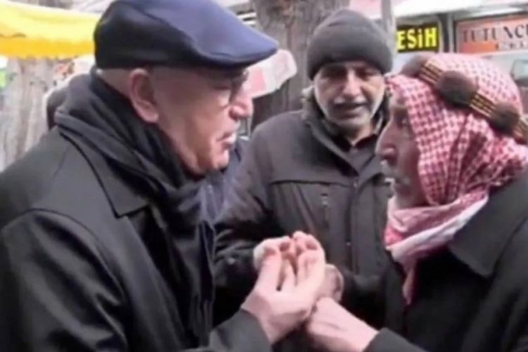 Şanlıurfa'da bir vatandaş, sokakta karşılaştığı CHP Milletvekili Mahmut Tanal'dan kadın
