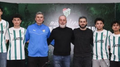 Bursaspor Altınordu FK'dan 2008 doğumlu 4 futbolcuyu altyapısına kattı.
