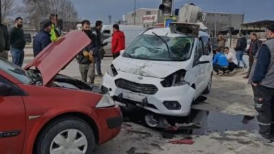 Bursa'nın İnegöl ilçesinde hafif ticari araç ile otomobilin çarpıştığı kazada