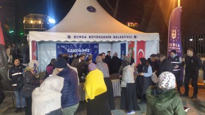 Ramazan ayının habercisi olan Berat Kandilinde, Bursalılar camilerine akın ederken,