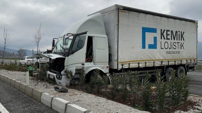 Bursa'nın İznik ilçesinde çevre yolunda meydana gelen olayda, bir kamyonet