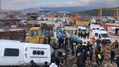 Gemlik serbest bölge yolu üzerinde Serbest Bölge'de işçi taşıyan servis