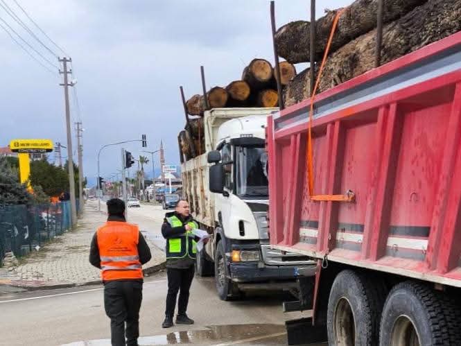 Bursa'da Orman Bölge Müdürlüğü ekipleri tarafından orman ürünleri taşıyan araçlara