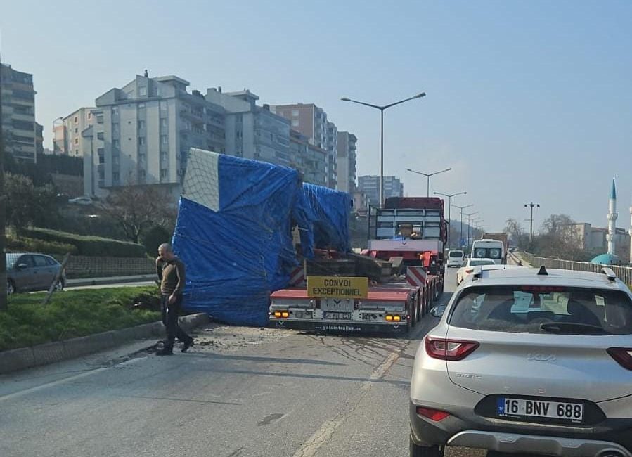 Bursa'nın Gemlik ilçesinde meydana gelen olayda, seyir halindeki tırın üzerindeki