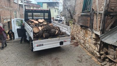Bursa'nın Orhangazi ilçesinde  belediye ekiplerince çevre düzenlemeleri kapsamında budanan ağaçların