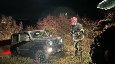 Dün gece saatlerinde dağlık bölgede araçlarıyla mahsur kalan iki kişi,