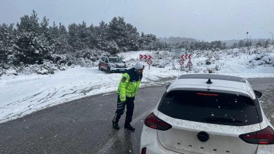 Bursa'nın İznik ilçesinde zaman zaman etkili olan kar yağışı nedeniyle