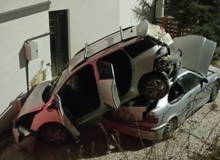 Bursa'nın Gemlik ilçesinde meydana gelen trafik kazasında virajı alamadığı iddia